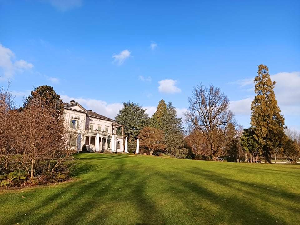 This afternoon I took a short walk in the fresh and clean air through the Park of the Villa Villette, built in the 19th century, in the south of the City Cham on Lake Zug.